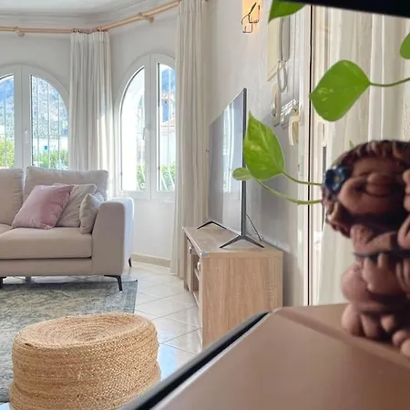 Sunny With Private Pool دينايا