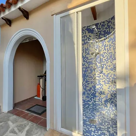 Sunny With Private Pool دينايا
